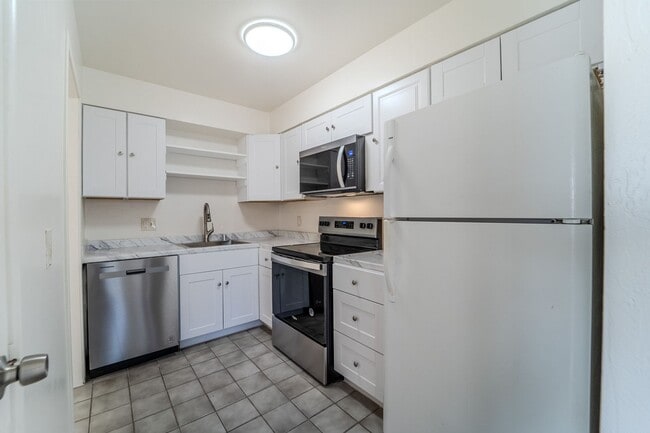 Building Photo - Cute remodeled unit!