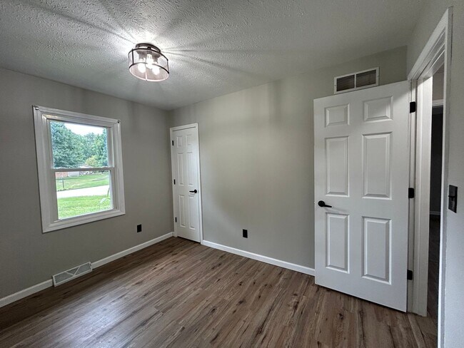 Building Photo - Spacious 3-Bedroom, 2-Bath Home in Middleb...