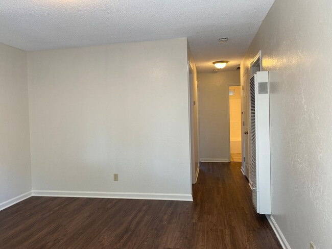 Building Photo - Convenient location, washer/dryer included