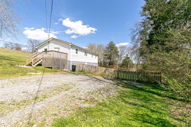 Building Photo - 212 Hillview Dr