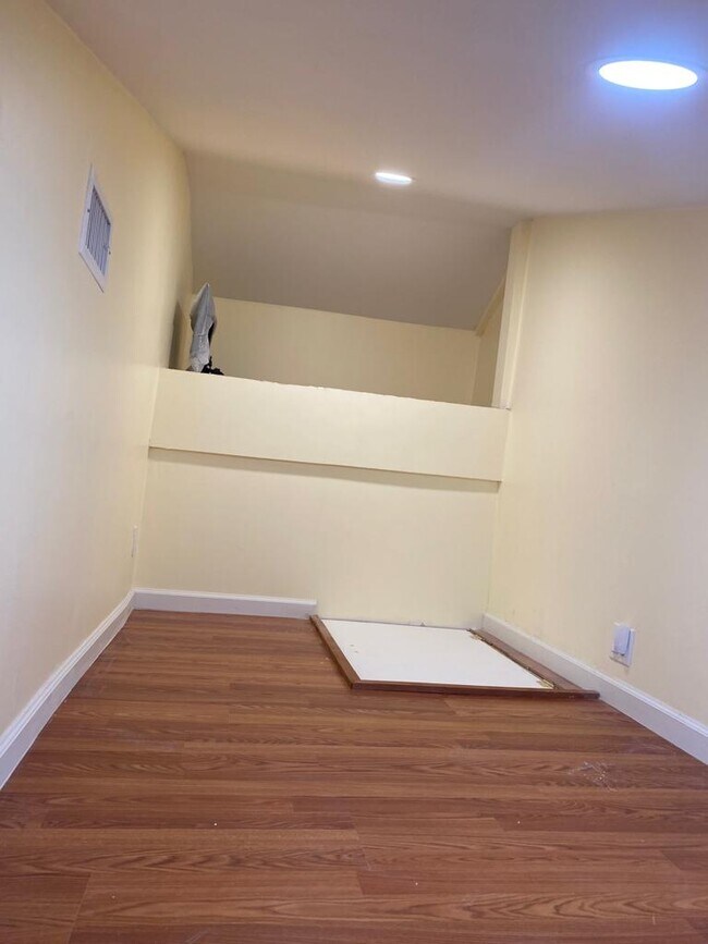 Den (Study Area) - 23735 Vanowen St