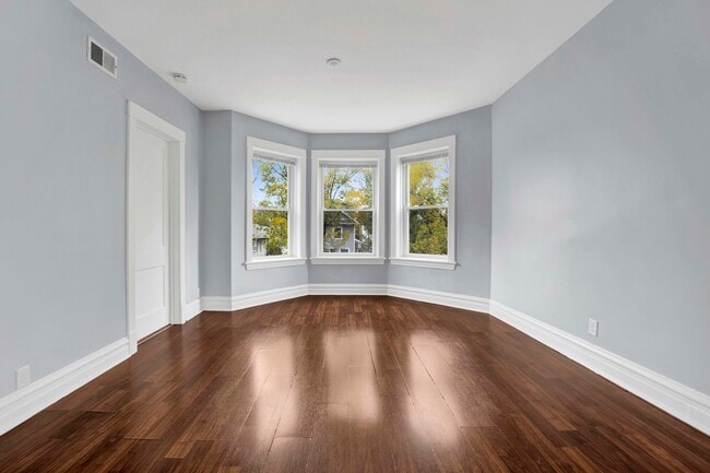 Building Photo - 5015 W Montrose Ave