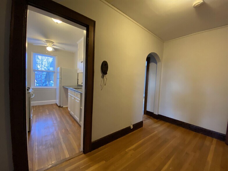 Building Photo - 116 College Ave