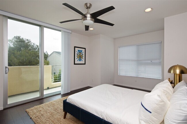 Building Photo - Beautiful 2-Bedroom Townhome in Hillcrest with Private Balconies & Attached Garage