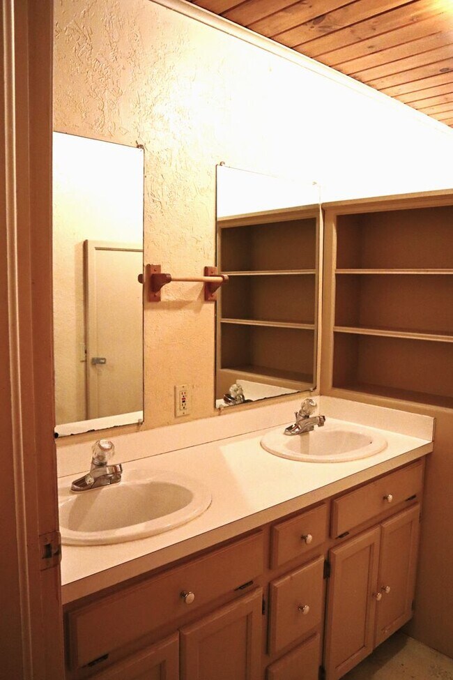 Building Photo - Cute and Clean 2 bedroom near SWOSU