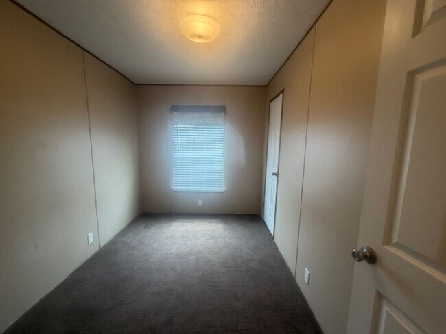 Building Photo - Look No Further!