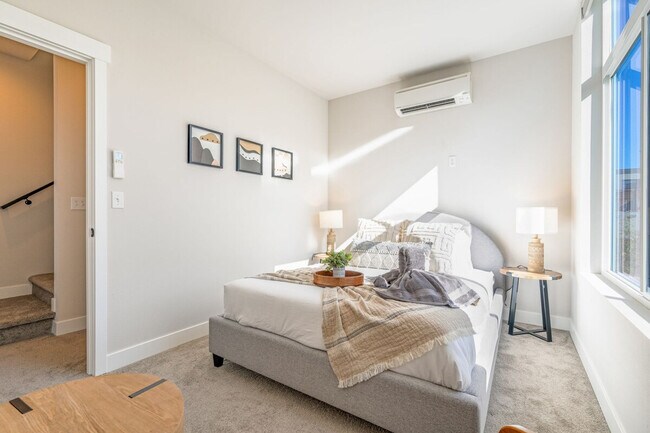 Building Photo - 1600 S Washington St