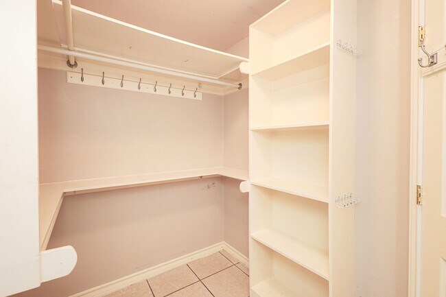 Building Photo - 402 Cayman Ct
