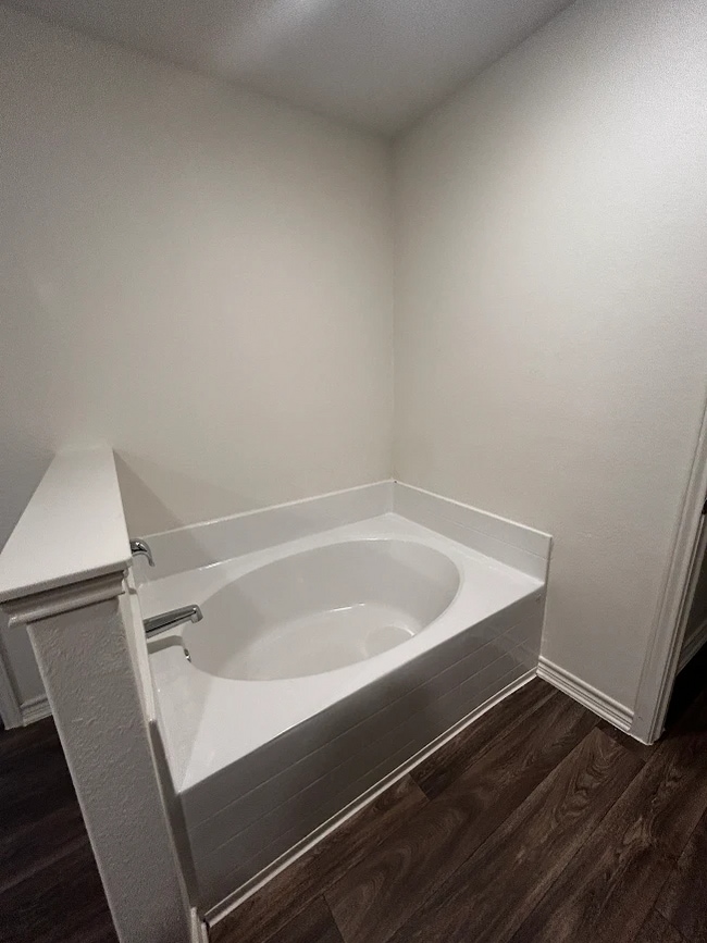 Building Photo - Beautifully Designed 4BR/2.5BA Home In The Charming Town of Elgin