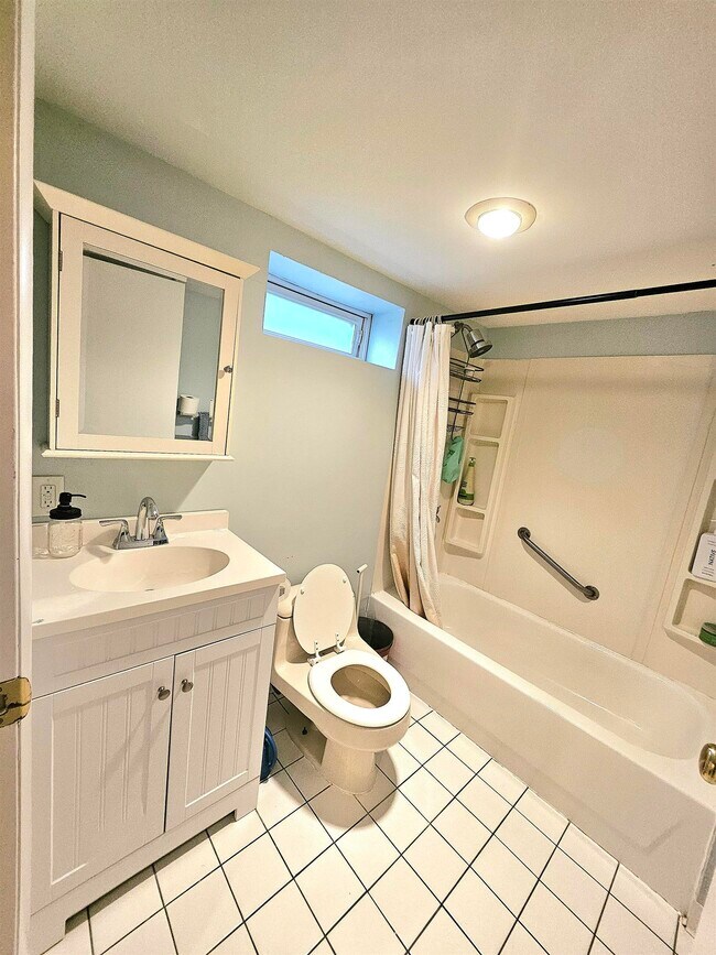 Building Photo - 301 E Glen Ave