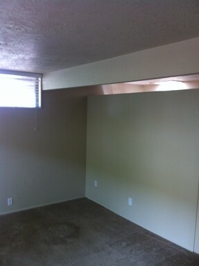 Building Photo - (690) Circle Court - 1 Bedroom / 1 Bathroom