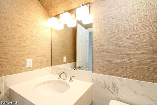 Building Photo - 135 Lady Palm Dr