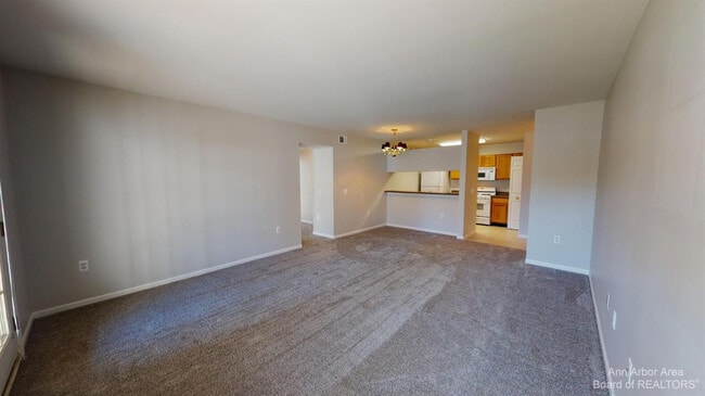 Building Photo - 2785 S Knightsbridge Cir