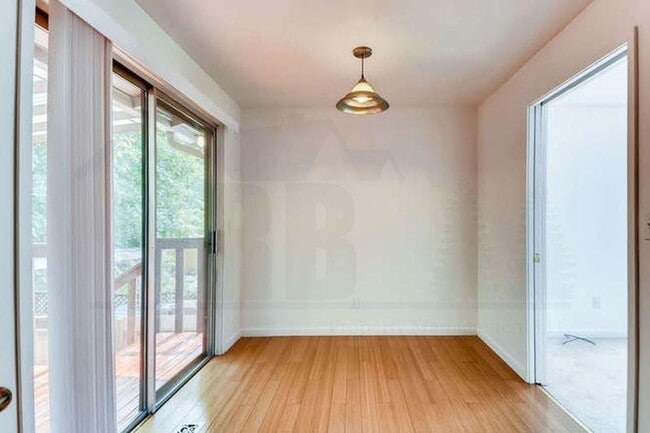 Building Photo - Gorgeous 3 Bedroom Home near Ruston Way!