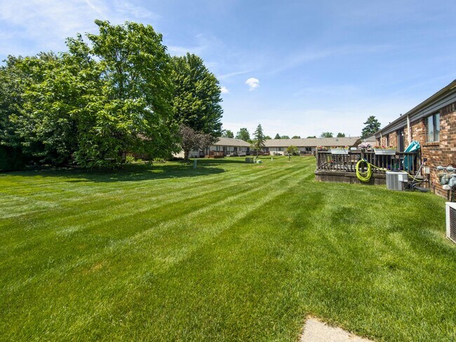 Building Photo - Move-In Ready Ranch Condo with Basement & Prime Location