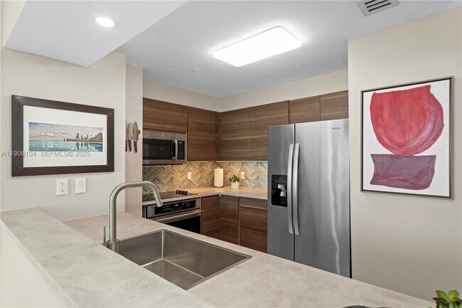 Building Photo - 2475 Brickell Ave