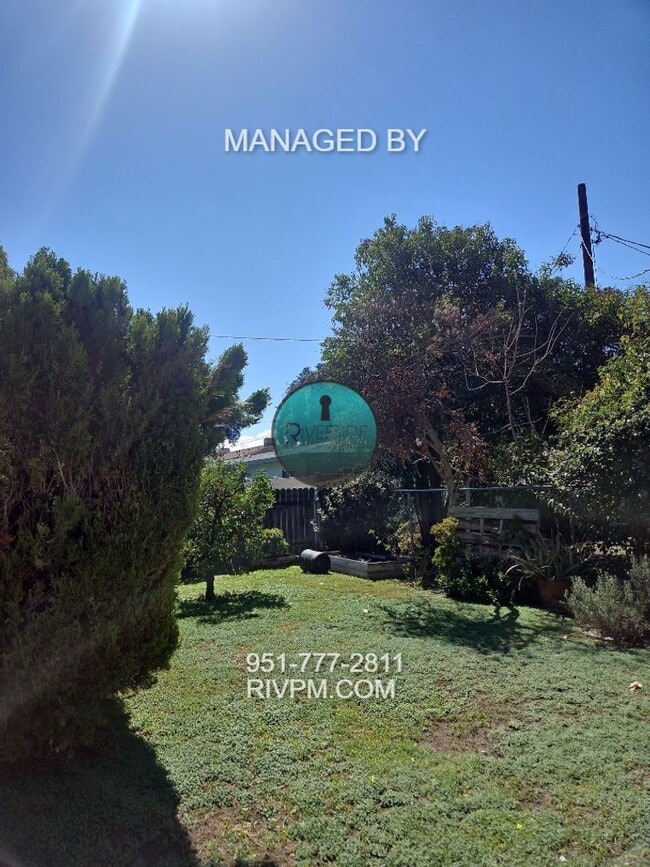 Building Photo - This centrally located Riverside duplex will go fast!!