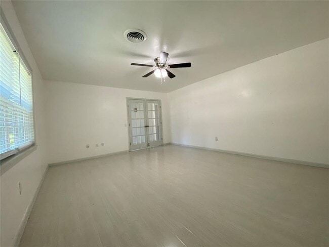 Building Photo - 608 Willow Bend Dr