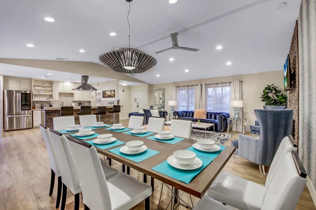 Building Photo - 2230 Tamarisk Rd