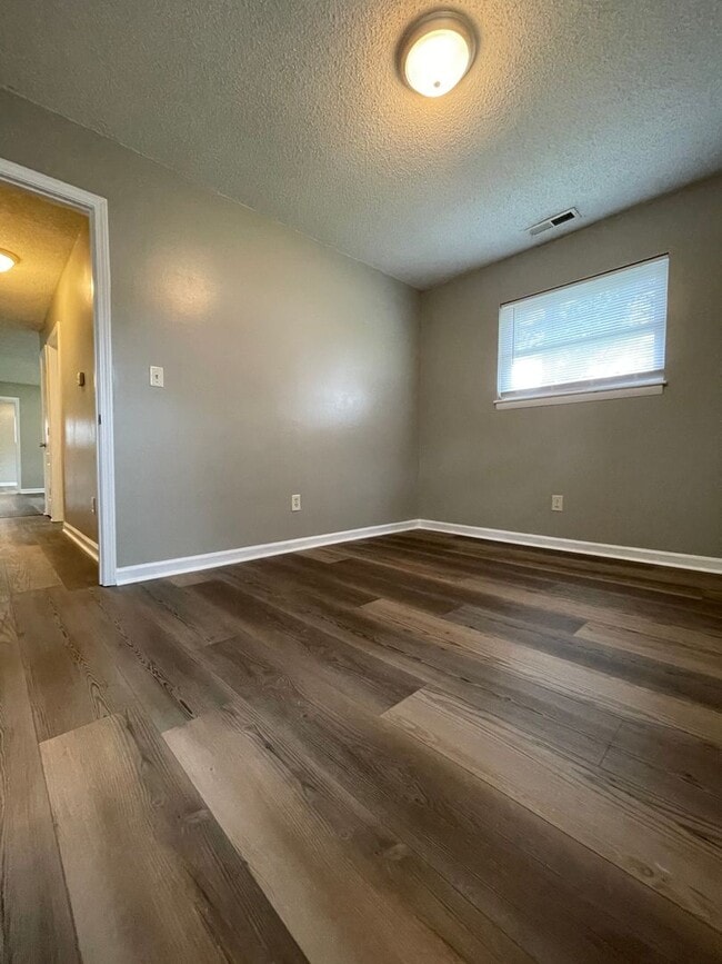 Building Photo - Inviting on Ivey!