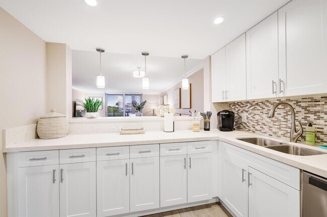 Building Photo - 601 N Ocean Blvd