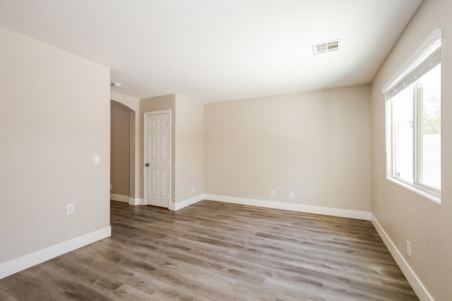 Building Photo - 9205 Millikan Ave