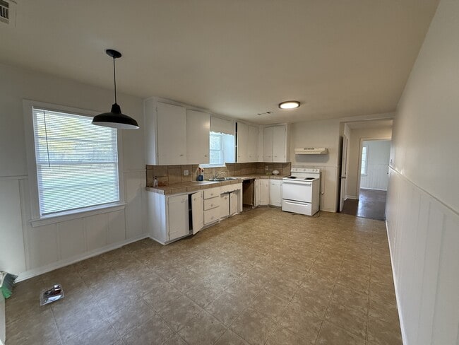 Building Photo - 4010 Harding Dr