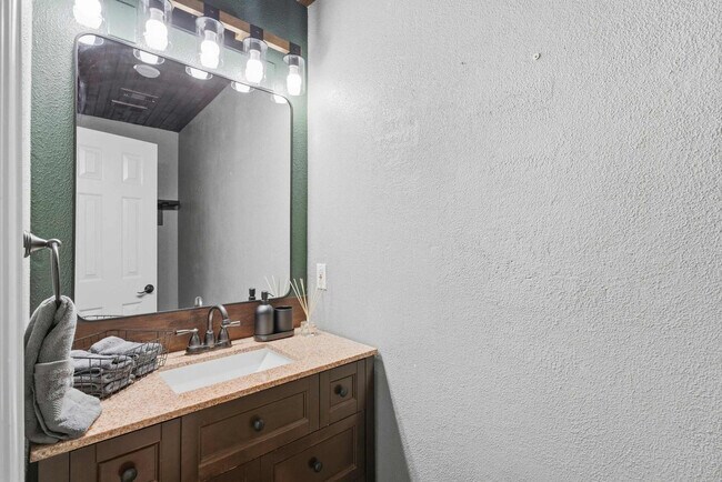 Building Photo - 5717 Christy Ln