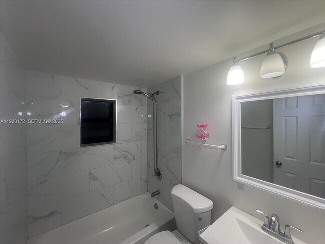 Building Photo - 15 W 9th St