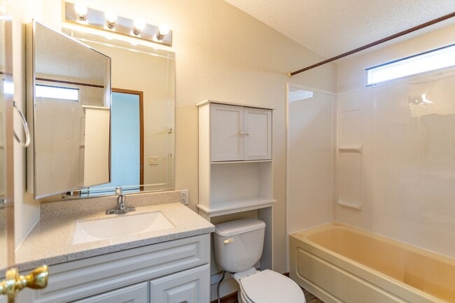 Building Photo - MOVE IN SPECIAL!! Charming Home on a Spaci...