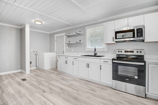 Building Photo - ADORABLE 3 BR | 1 BA HOME - 2 Car Detached...