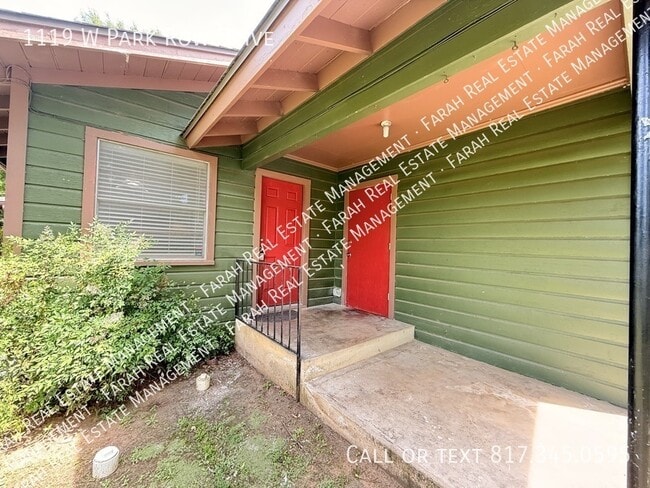 Building Photo - 1119 W Park Row Dr