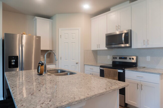 Building Photo - 561 Legacy Lp