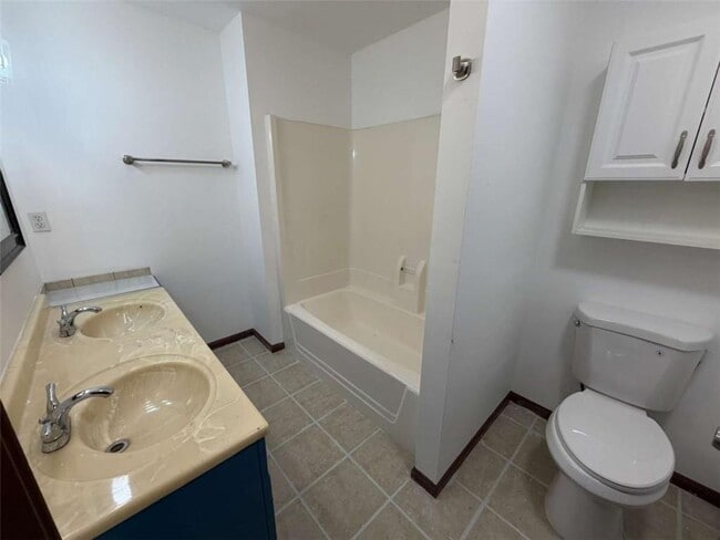 Building Photo - 1702 Pine Tree Dr