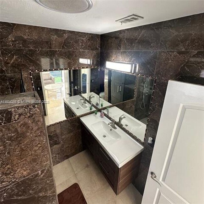 Building Photo - 17650 NE 19th Ave