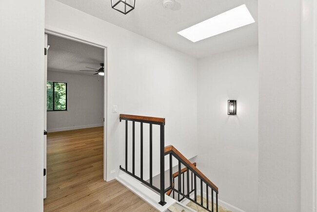 Building Photo - Charming Townhouse for Lease