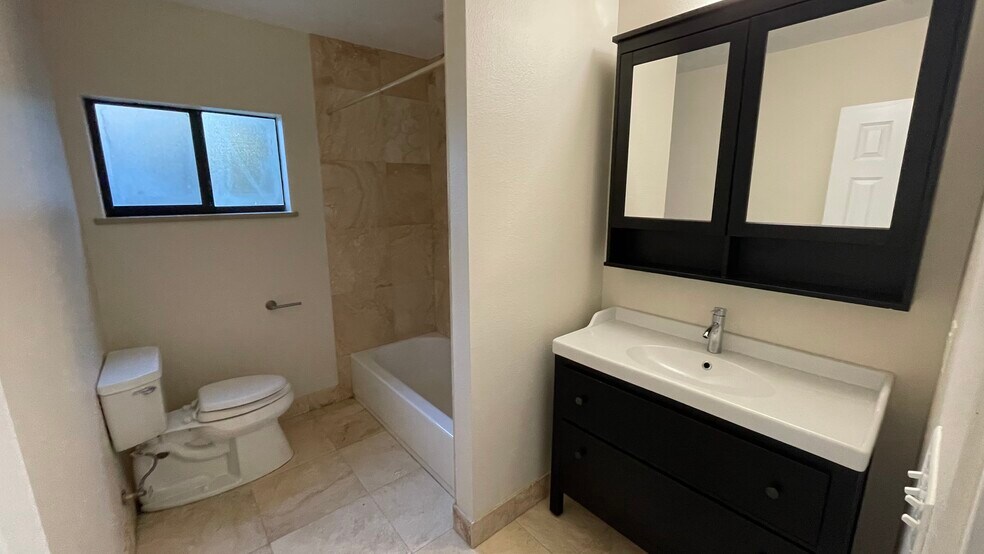 bathroom - 1649 Hull Cir
