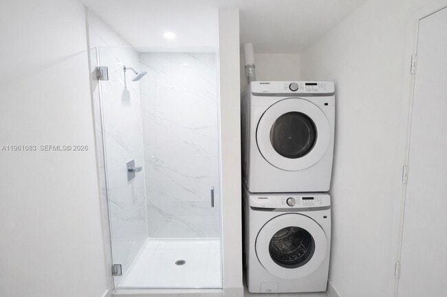 Building Photo - 700 NE 24th St