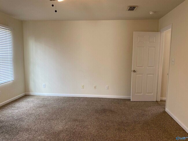 Building Photo - 3071 Lakeland Dr SW