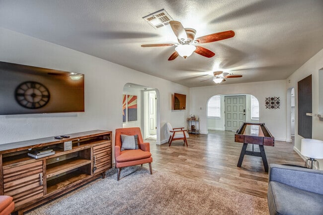 Building Photo - 2 Bd 2 Ba + Guest House with Fully Furnish...