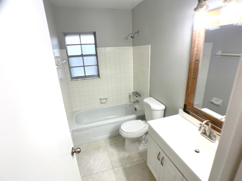 Building Photo - 3215 W Swann Ave