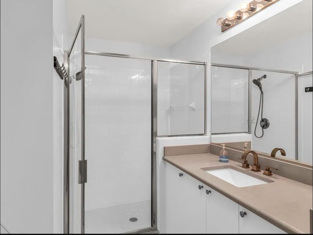 Building Photo - 338 Newport Dr