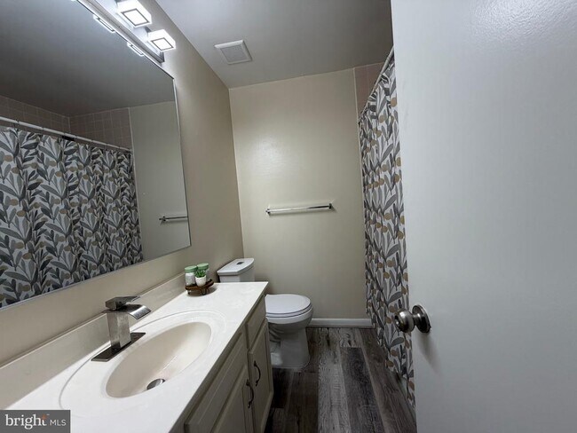 Building Photo - 18 Jameson Ln