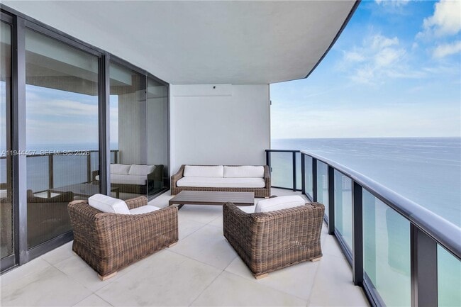 Building Photo - 18555 Collins Ave