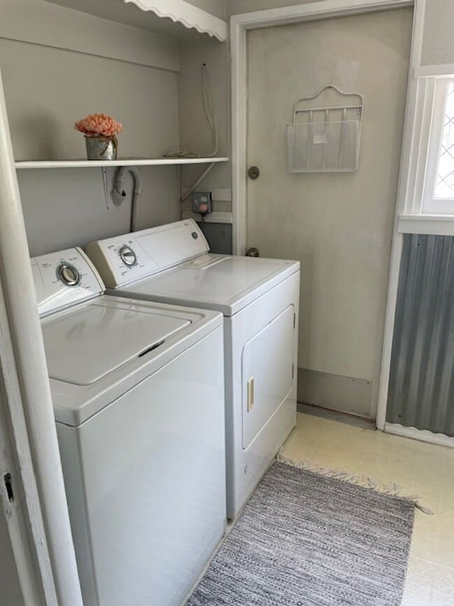Building Photo - 2 bedroom 1 bath Brea $3200