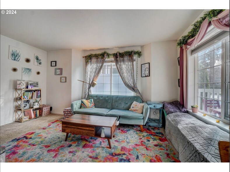 Living Room - 11821 SE Pine St