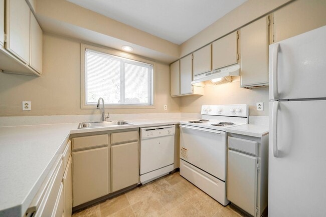 Building Photo - Charming 1-Bedroom in Portland’s Sullivan’s Gulch – MF 29 – NE 21st Ave