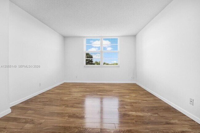 Building Photo - 250 Jacaranda Dr