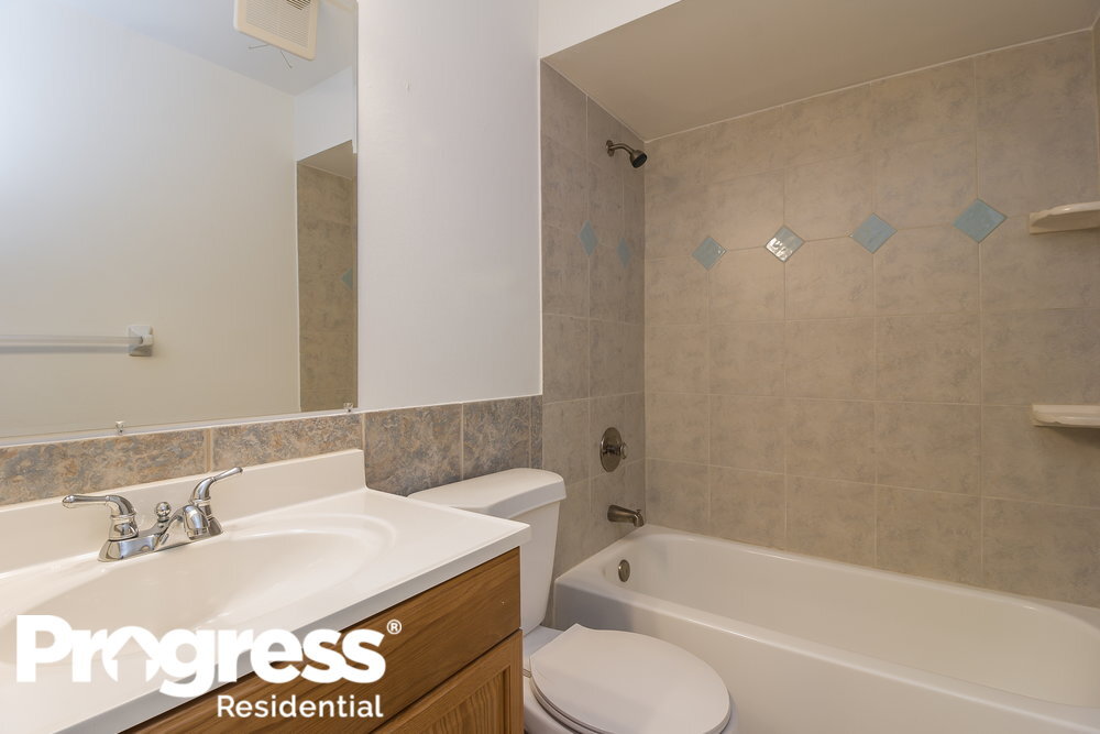 Building Photo - 431 Surrey Run