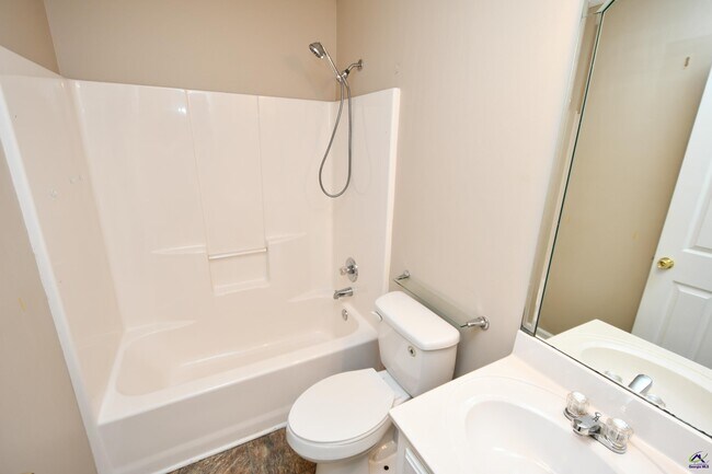 Building Photo - 107 Dorothy Ct